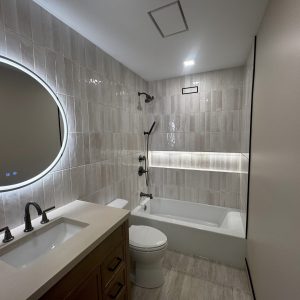 Bathroom w. Circle Mirror